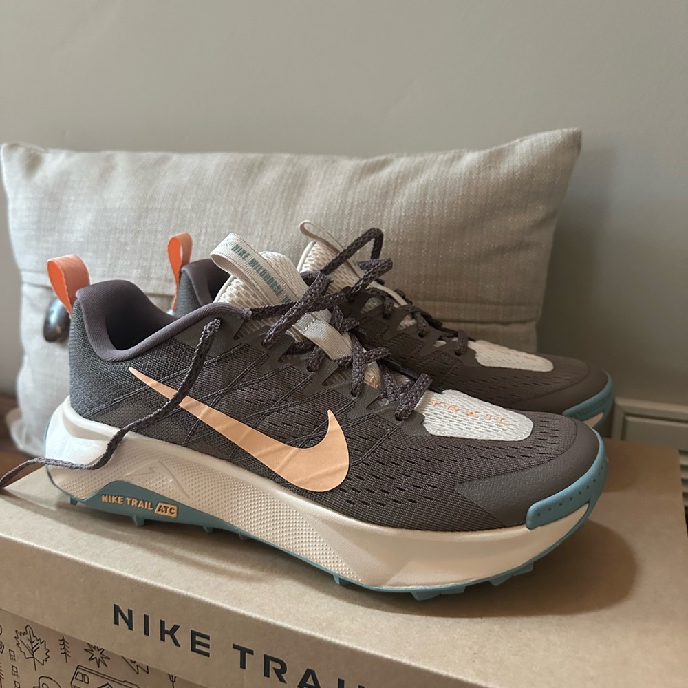 NEW IN BOX Nike Wildhorse 10 Trail Running Shoes – Women’s 9.5 – Gray/Peach/Teal - Picture 4 of 5